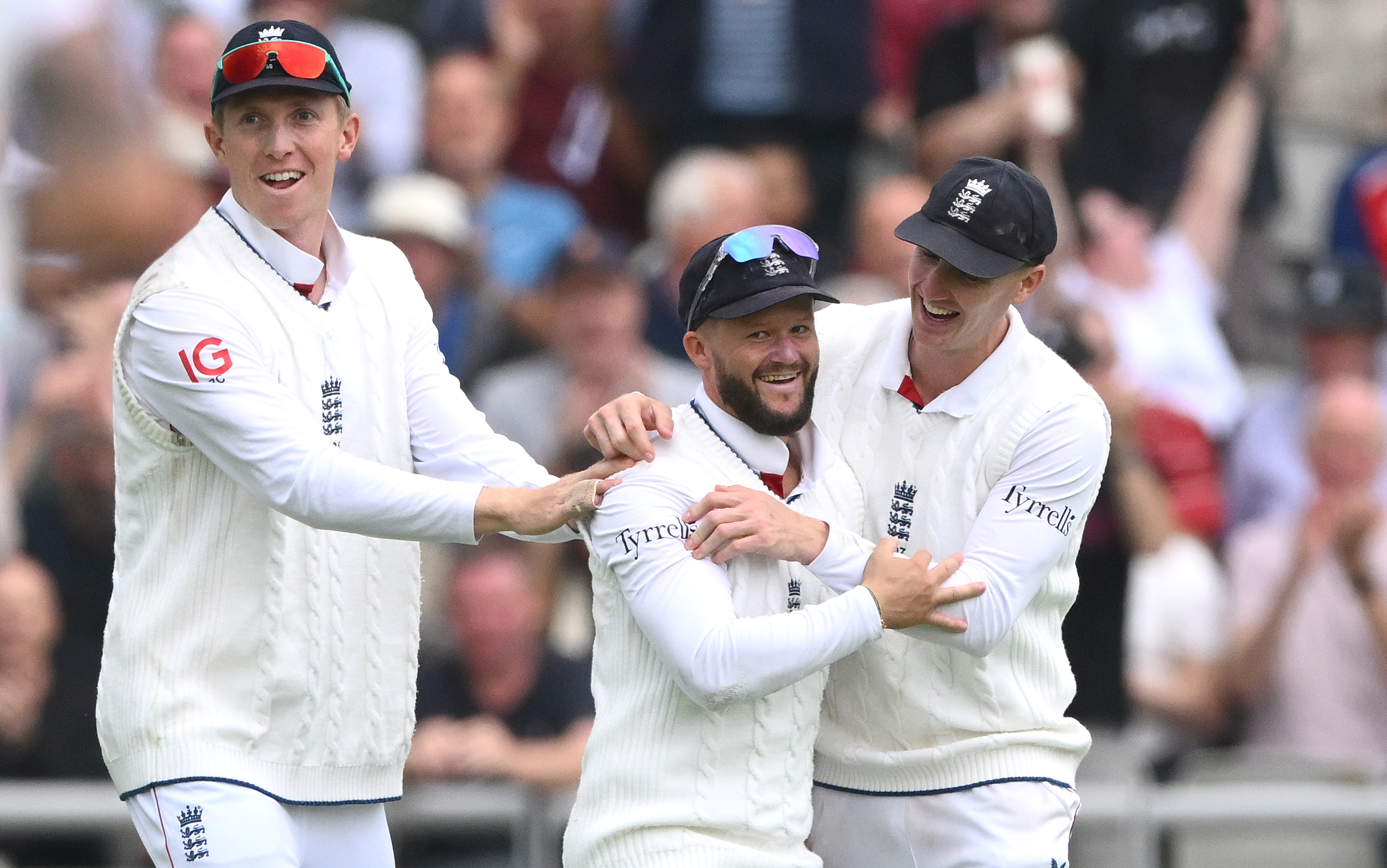 Major Ducket Duckett takes brilliant diving catch to get rid of Thakur